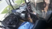 美国公交车司机与乘客吵架 两人拔枪互射