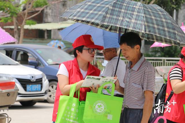 博罗县志愿者在九潭义合小学开展垃圾分类宣传活动。