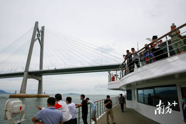 游客在大湾区二号游轮甲板上拍照留念。