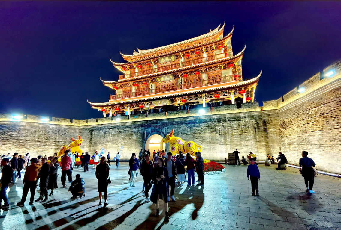 2021年2月，游客在潮州古城游玩。（图片来源：新华社）