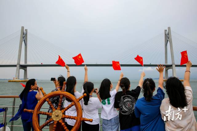 坐游轮看港珠澳大桥