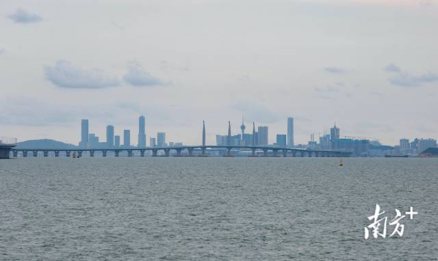 游客可以在大湾区二号甲板上欣赏珠海和澳门城市美景以及港珠澳大桥