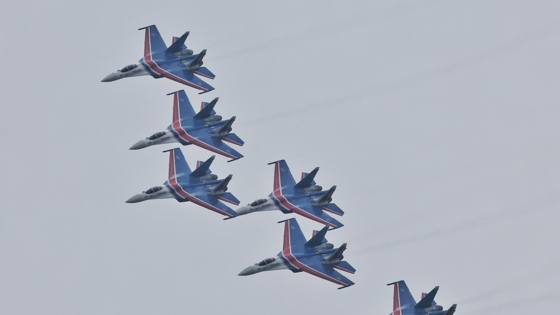 Russian Knights Aerobatic Team trains for Zhuhai Airshow