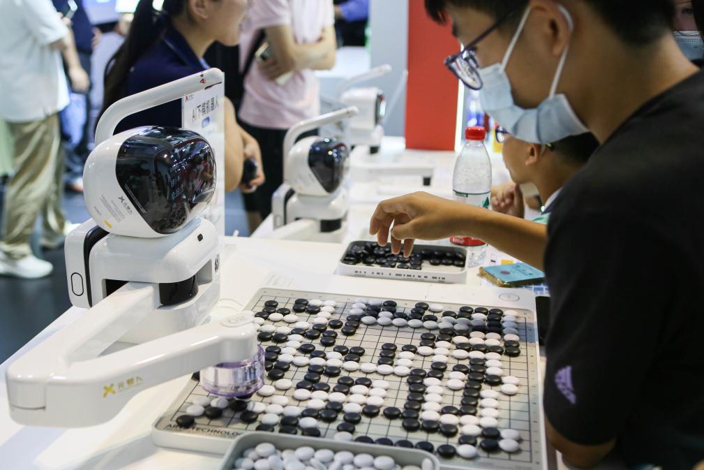 2023年7月7日，元萝卜AI下棋机器人与观众对弈。2023年7月6日至8日，2023世界人工智能大会在上海举行。新华社记者 辛梦晨 摄
