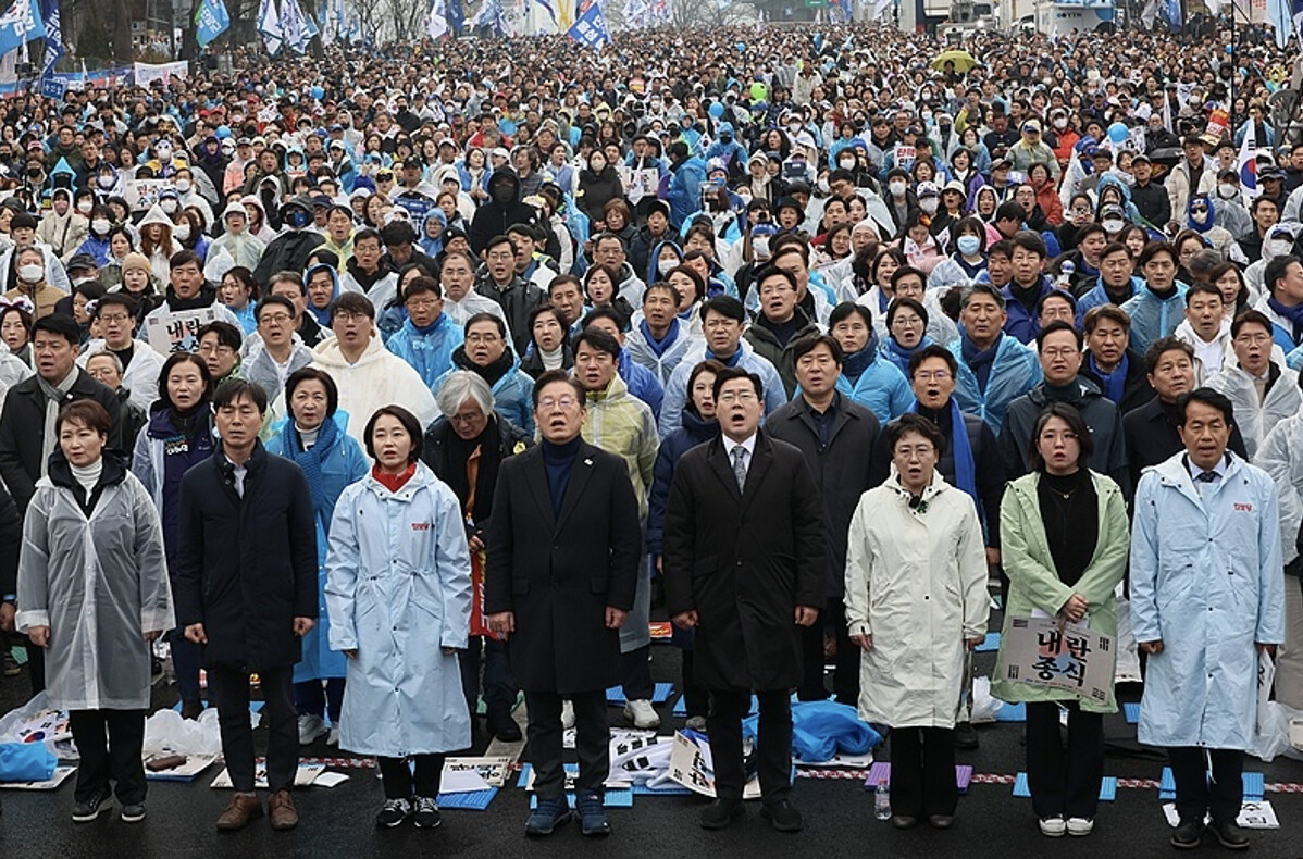 3月1日，韩国五大在野党举行共同集会，呼吁弹劾尹锡悦。