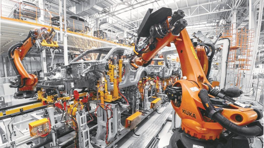 佛山顺德北滘镇的库卡机器人在车间执行生产操作场景。顺德区委宣传部供图