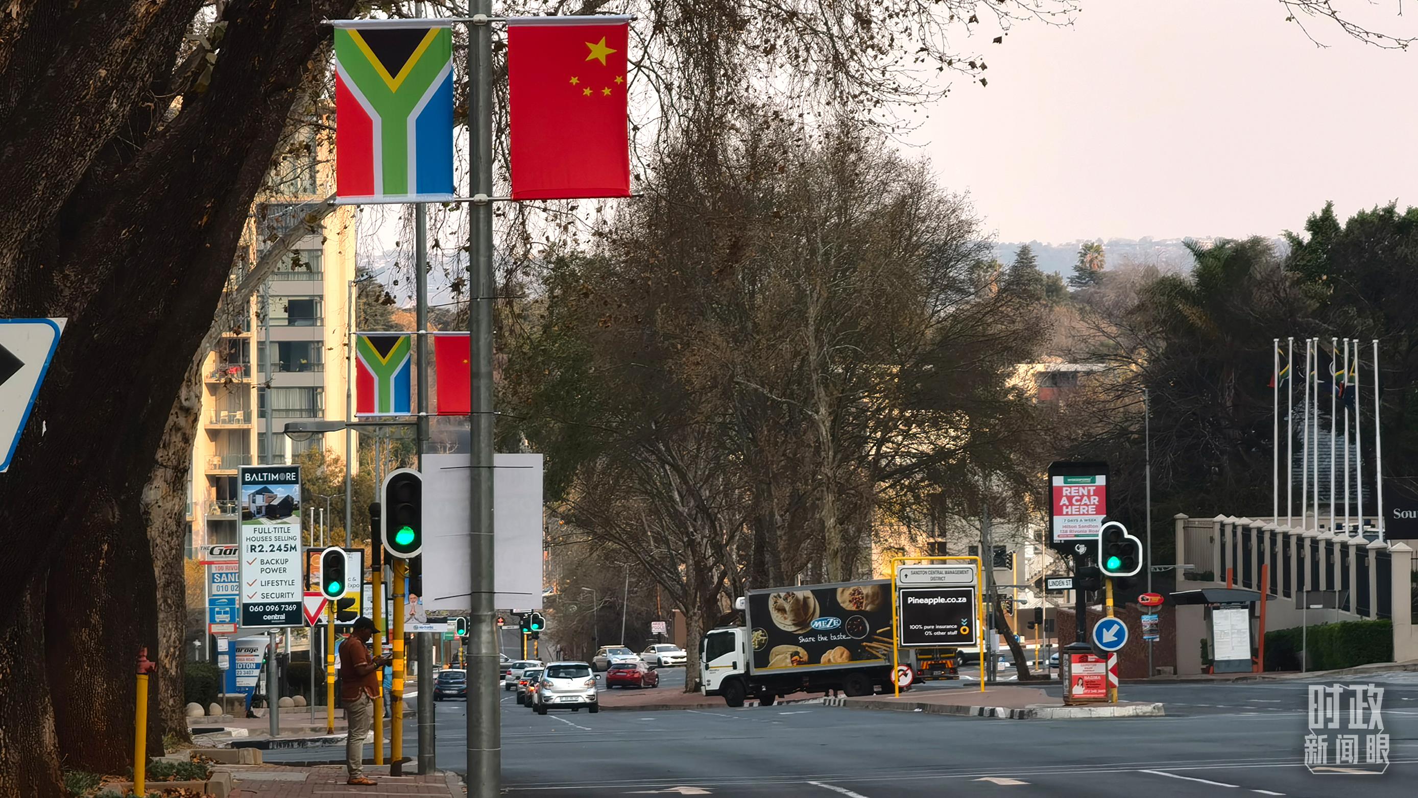 △约翰内斯堡街道两侧悬挂的中国国旗。(总台央视记者韩锐拍摄)