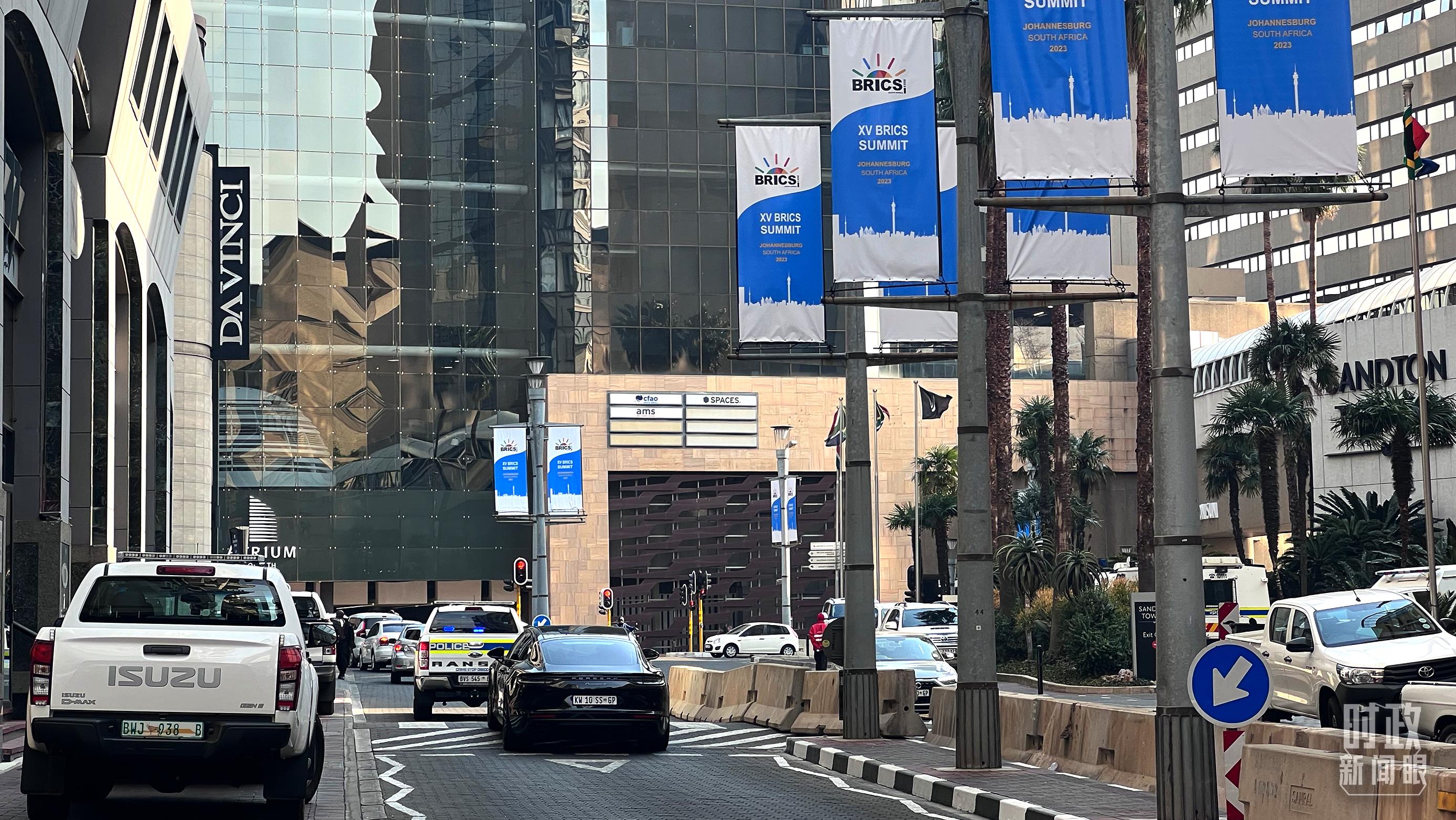 △约翰内斯堡街头的金砖元素。(总台央视记者程铖拍摄)