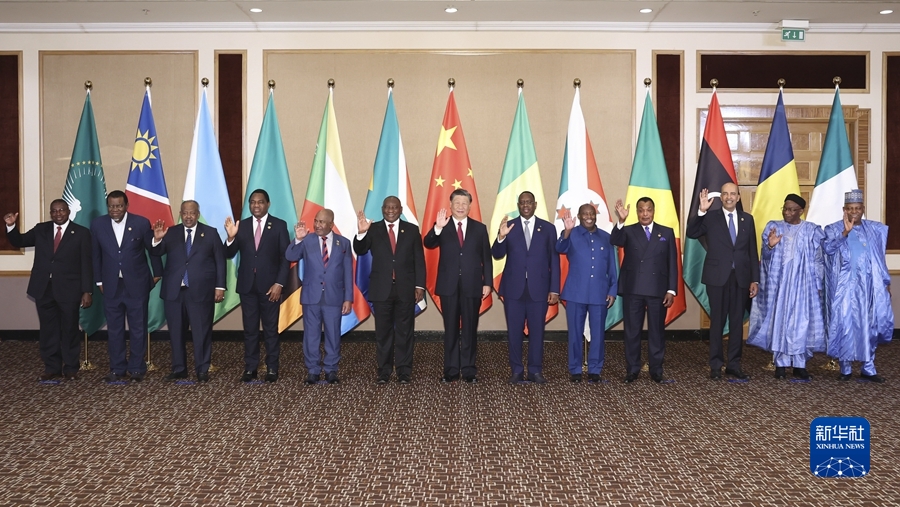 　　当地时间8月24日晚，国家主席习近平和南非总统拉马福萨在约翰内斯堡共同主持中非领导人对话会。非盟轮值主席、科摩罗总统阿扎利，中非合作论坛非方共同主席国、塞内加尔总统萨勒，非洲次区域组织代表赞比亚总统希奇莱马、布隆迪总统恩达伊施米耶、吉布提总统盖莱、刚果（布）总统萨苏、纳米比亚总统根哥布、乍得总理凯布扎博、利比亚总统委员会副主席库尼、尼日利亚副总统谢蒂马，以及非盟委员会代表穆昌加等出席。这是会前集体合影。新华社记者 黄敬文 摄