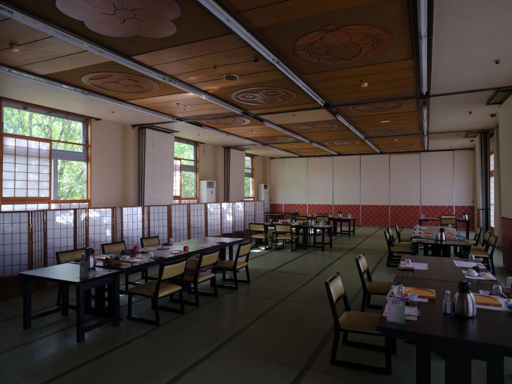 这是8月23日在日本福岛县磐城市拍摄的一家酒店空旷的餐厅。新华社记者 张笑宇 摄