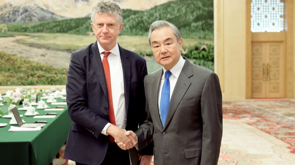 王毅会见英国首相国家安全事务顾问鲍威尔