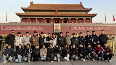 首都清晨，喀什学子见证“中国红”迎风升起