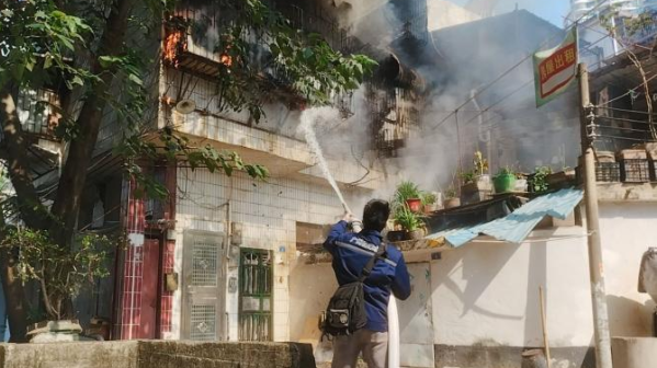 上班时顺便救火，广州两位自来水公司员工上演教科书式灭火！