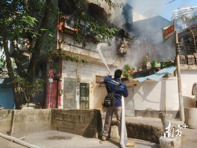 11月26日中午,海珠区一居民楼发生火情,广州水投自来水公司南区供水分公司员工李嘉兴、梁康使用消防水枪灭火。 通讯员 穗消宣 供图 11月26日中午,海珠区一居民楼发生火情,广州水投自来水公司南区供水分公司员工李嘉兴、梁康使用消防水枪灭火。 通讯员 穗消宣 供图