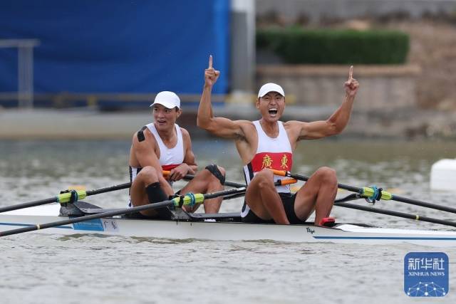 广东队选手倪旭林/聂毅德在赛后庆祝。新华社记者 潘昱龙 摄