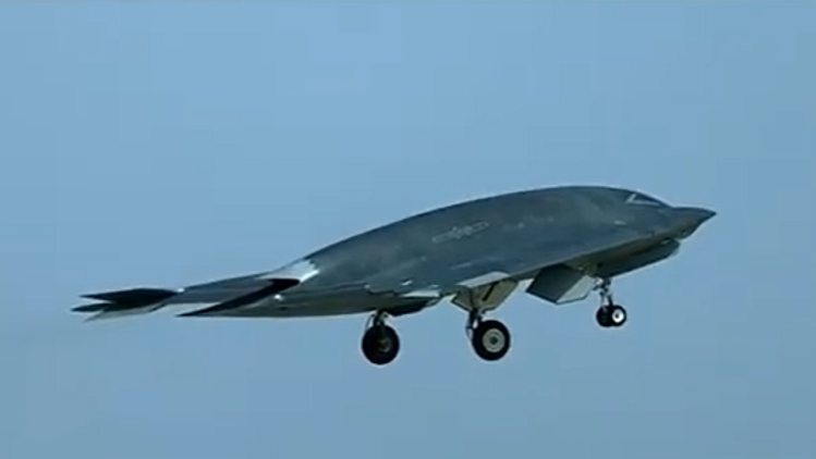 空军又上新！“玄龙”无人机可与歼-20等战机协同