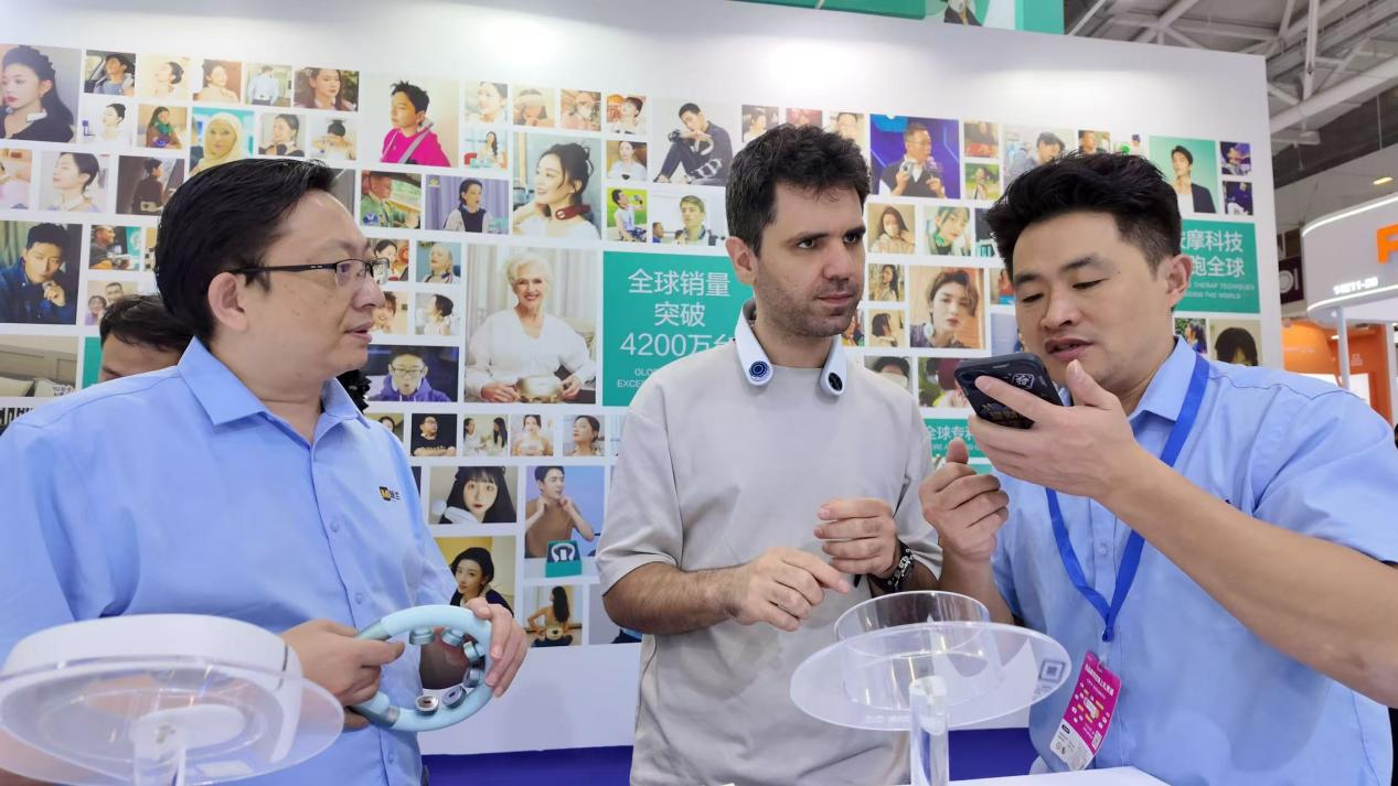 魅兰科技工作人员与客户交谈中