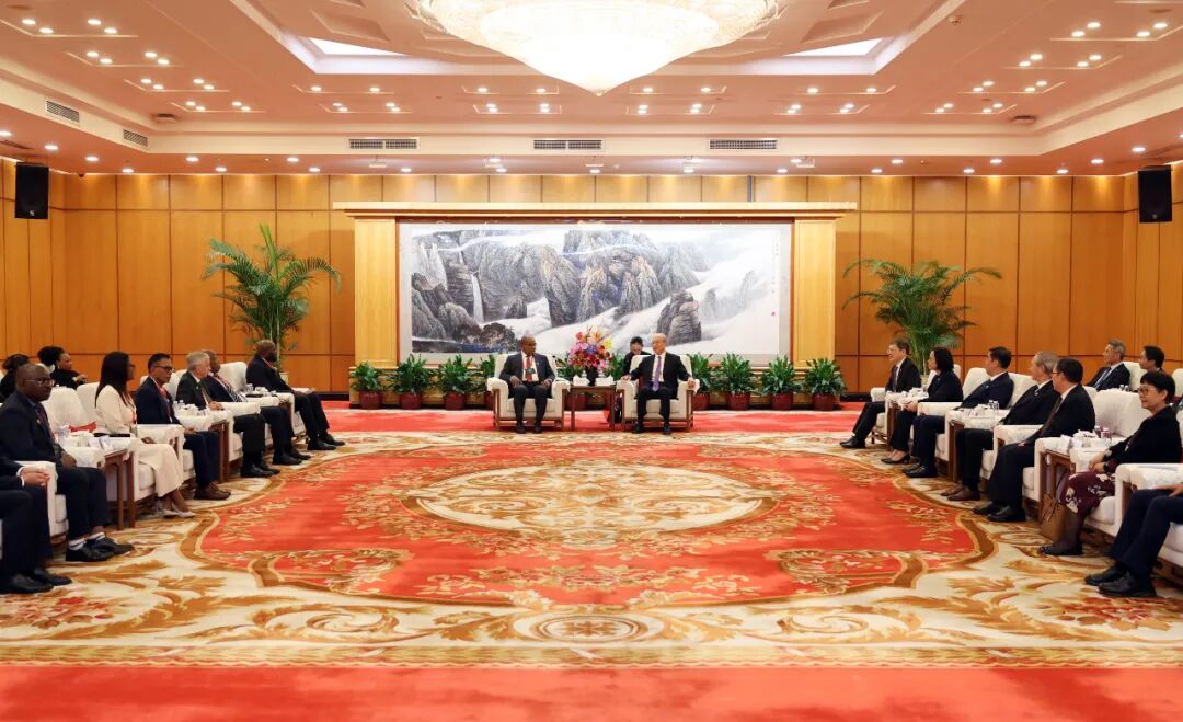 10月25日,中华人民共和国首席大法官、最高人民法院院长张军在深圳与赴澳门参加第十三届葡萄牙语国家和地区最高法院院长论坛并顺访内地的代表团举行工作会谈。