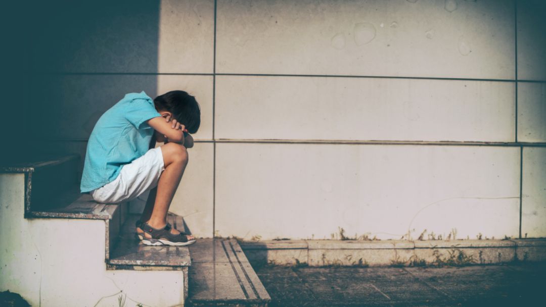 当孩子说“我没朋友”时，你的第一反应决定了他的社交走向