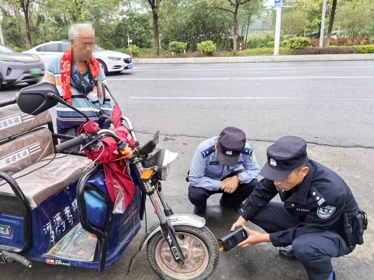 云安公安民警热心援手困难老人