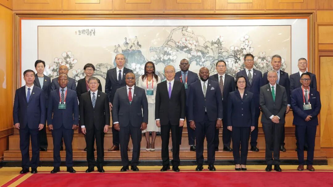 张军会见各代表团团长。