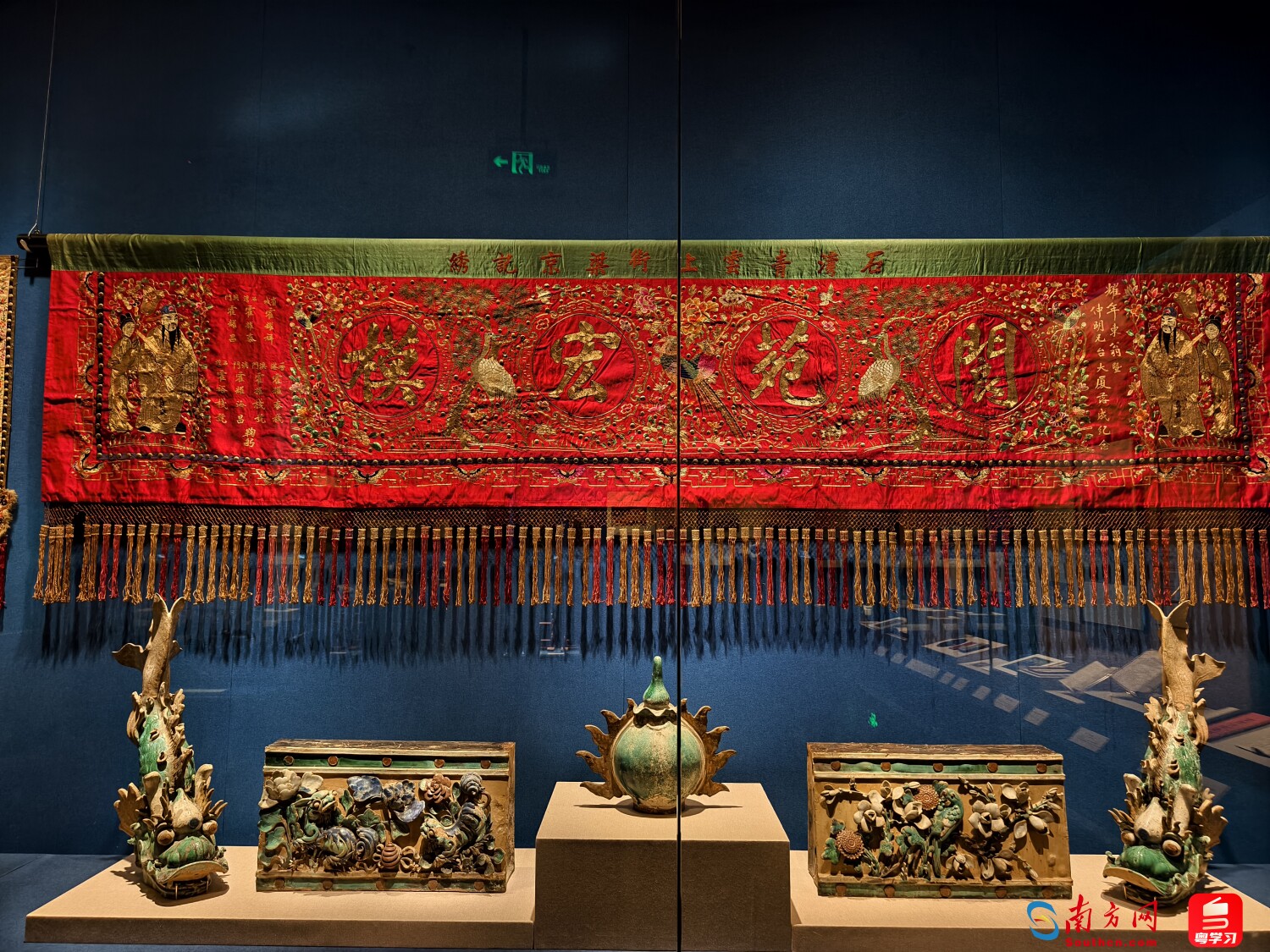 上面为20世纪上半叶佛山石湾梁京记广绣过厅彩,下面为清光绪年间的石湾窑花鸟瓜果少狮太狮瓦脊