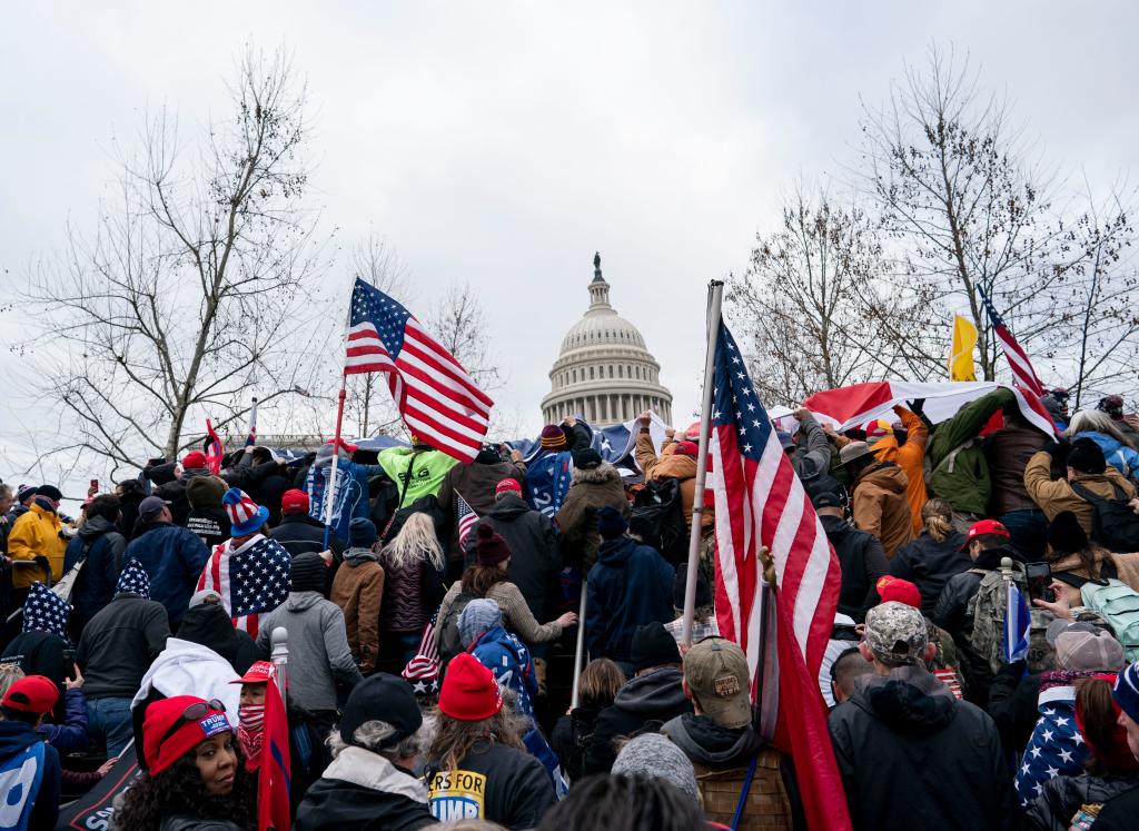 2021年1月6日，在美国首都华盛顿，特朗普的支持者在国会外举行示威游行。新华社记者刘杰摄