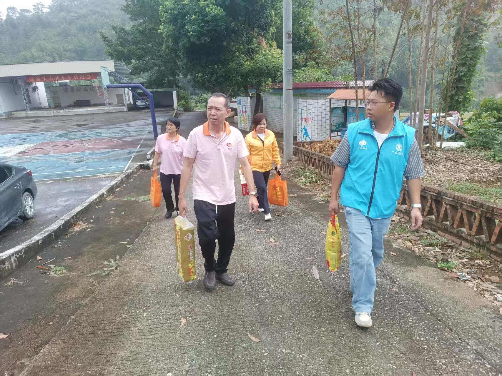 云安区高村镇:链接慈善资源入户慰问困境儿童