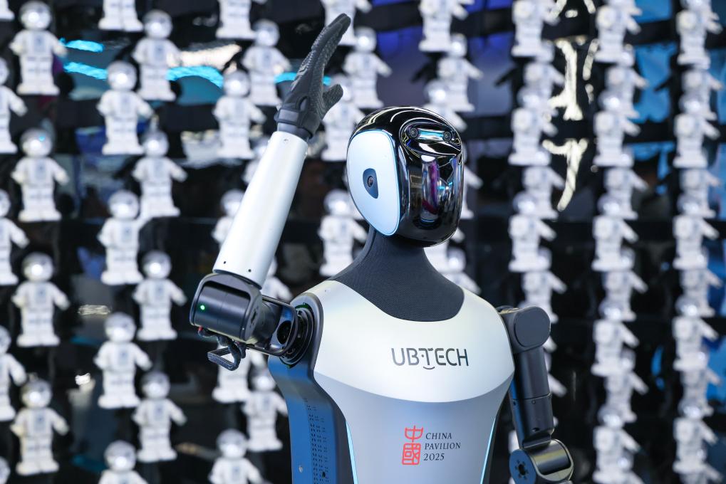 △ 2025年4月23日,在深圳优必选科技展厅内,商用版人形机器人Walker C向观众挥手致意。