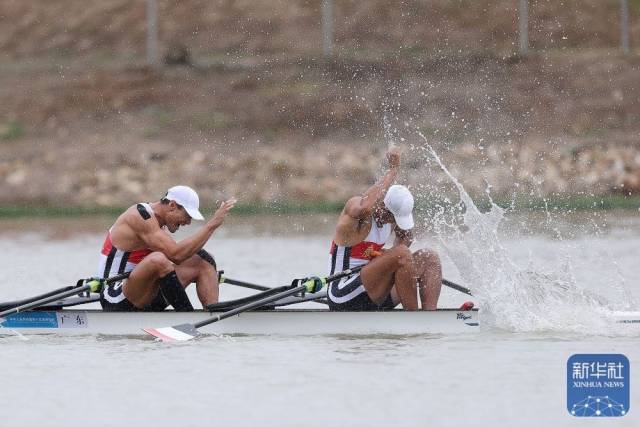 广东队选手倪旭林/聂毅德在赛后庆祝。新华社记者 潘昱龙 摄
