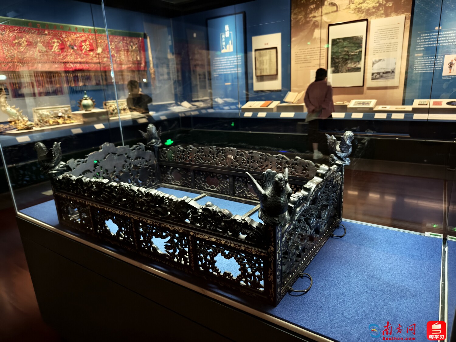 酸枝镶螺钿“烧猪兜”