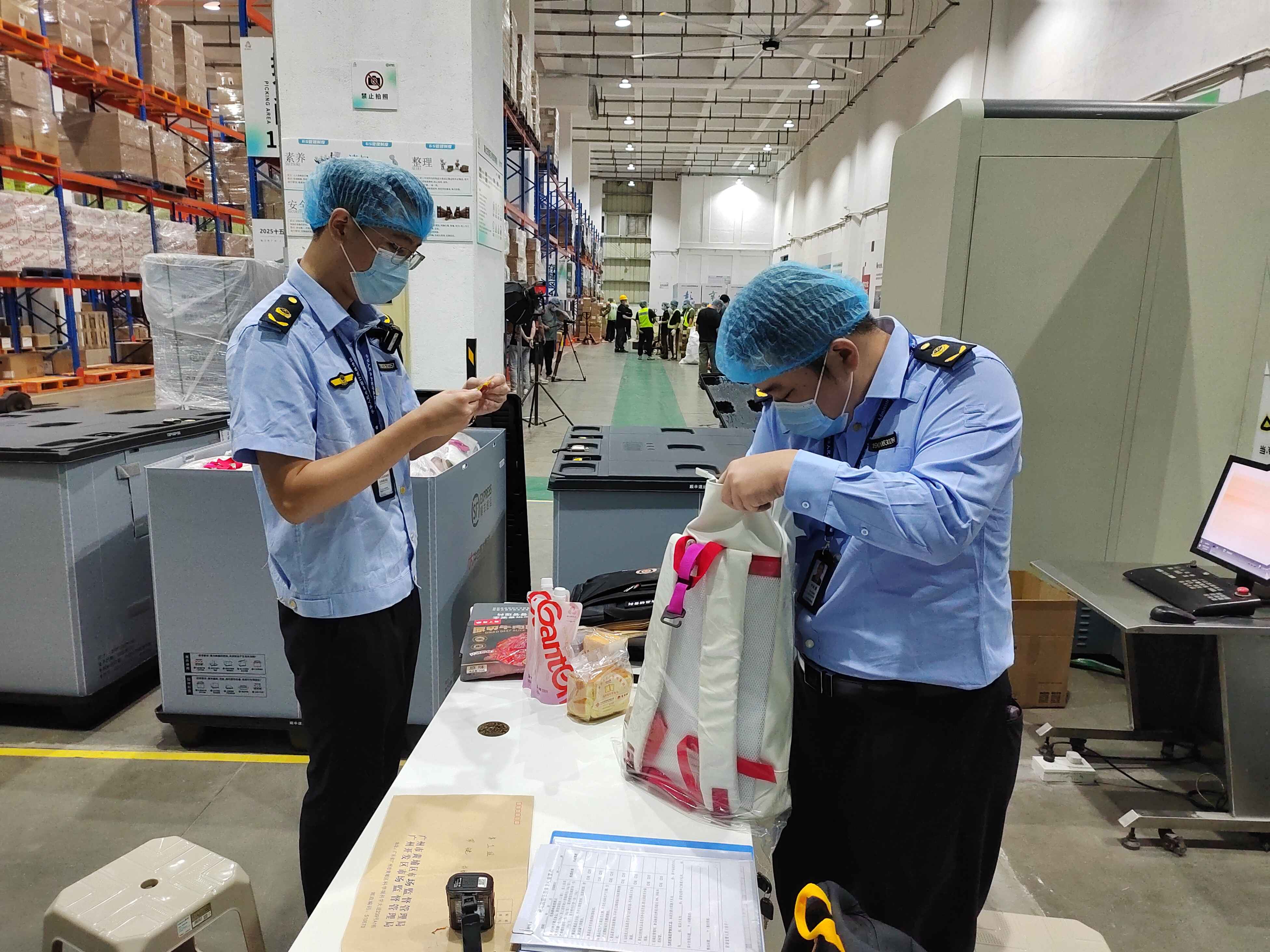 驻场监管人员对礼包进行抽检