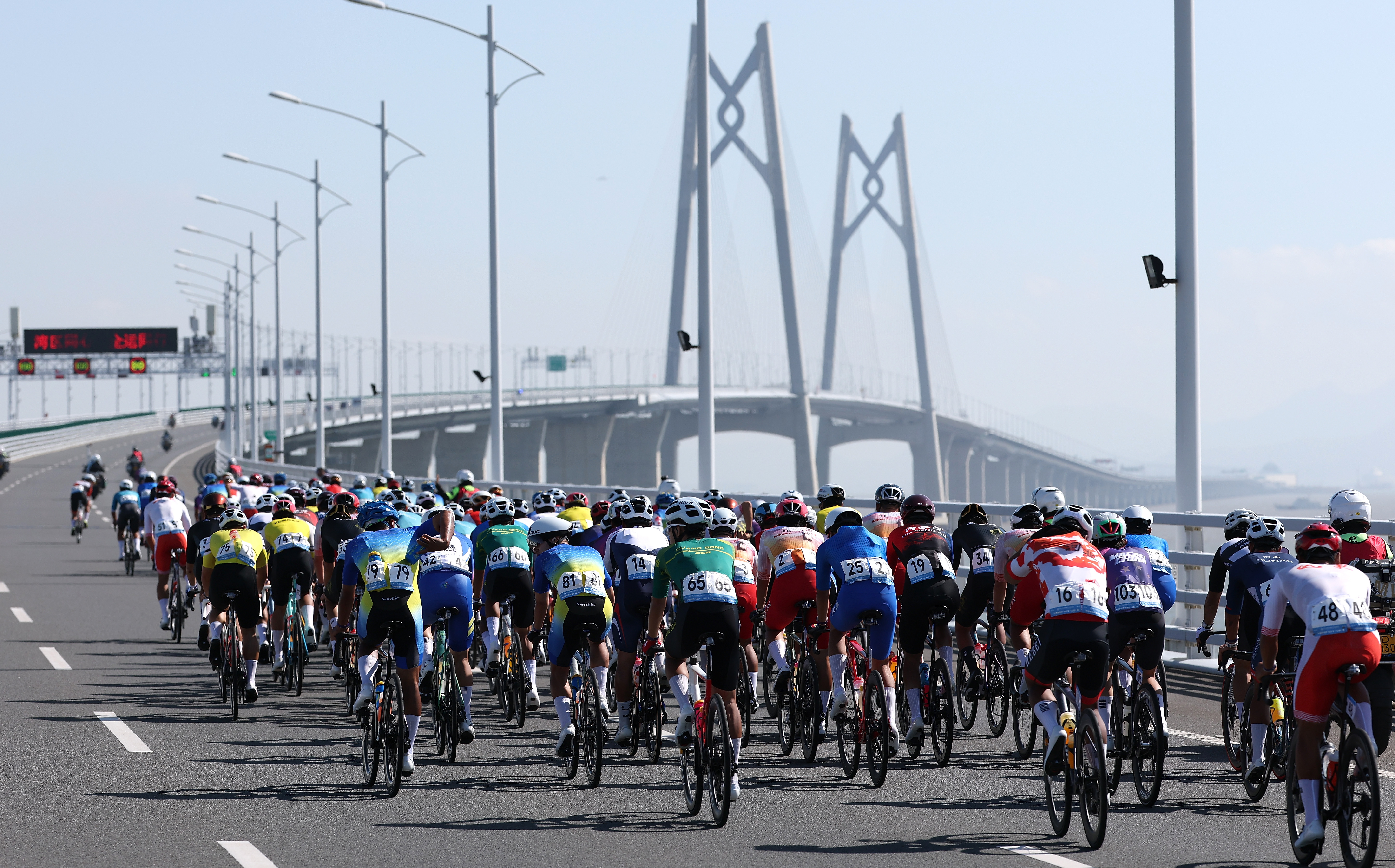 11月8日，参赛选手在港珠澳大桥骑行。