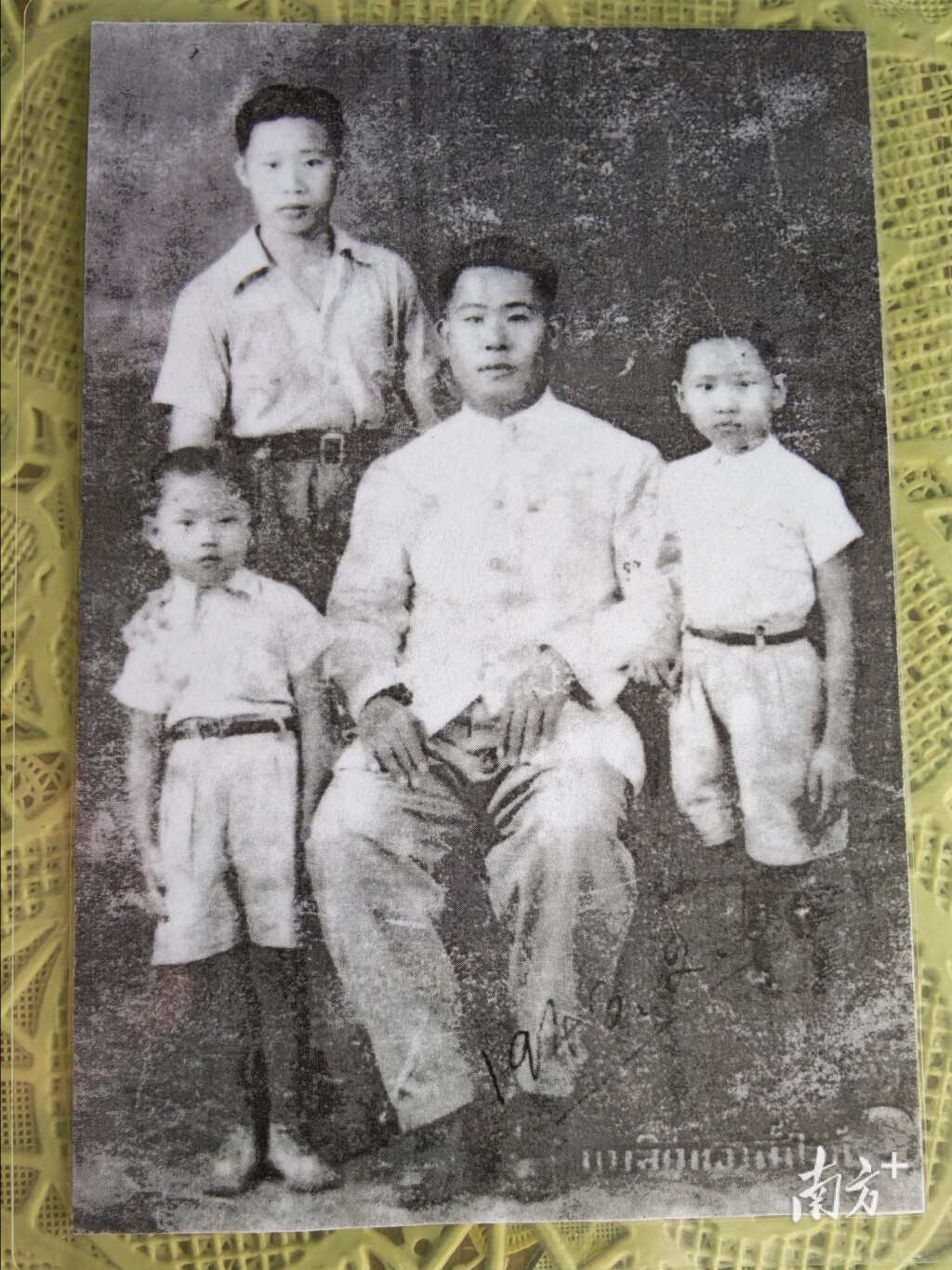 1940年5月,马明回泰国时与父亲的合影,彼时其母因病已于1939年在家乡去世。