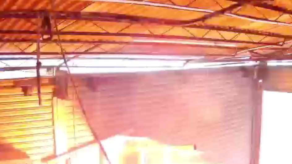 砰！一充电柜突发燃爆，室内充电真的太危险……