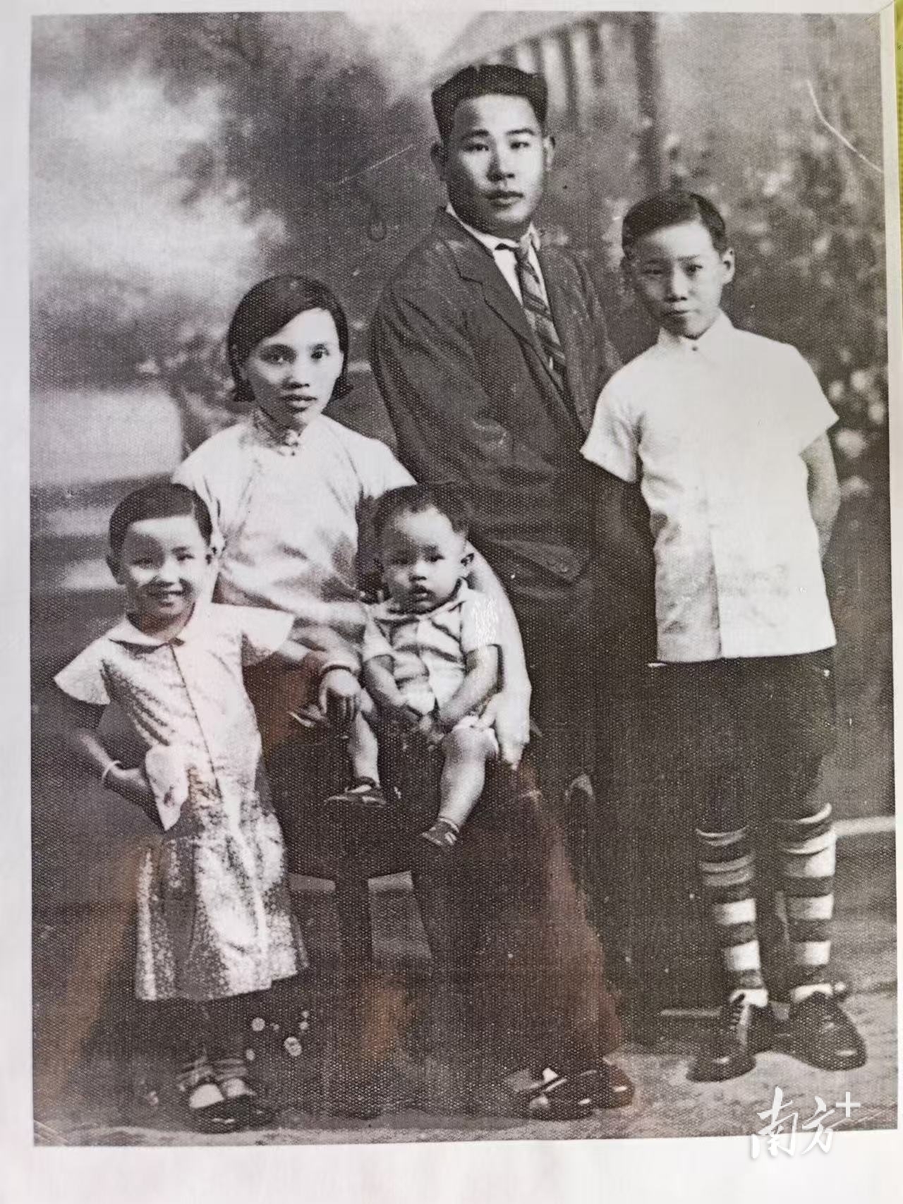 1937年12月,马明回国前在泰国和父母合影(后排右一为马明)。