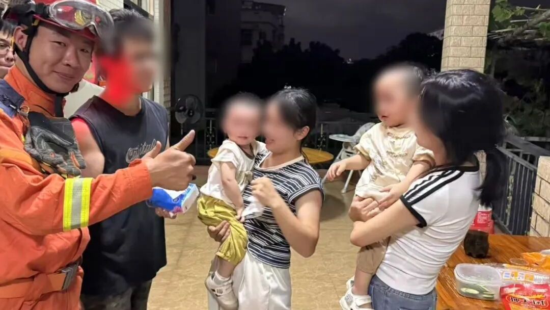 事发中山！家庭聚餐，兄弟俩却忙着“拆家”？结果把自己反锁了……