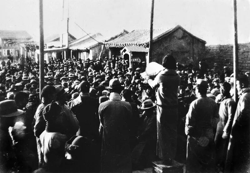 1935年12月9日，一二九运动在北平爆发。这是中国共产党领导的一次大规模爱国救亡运动，公开揭露了日本吞并华北进而独占中国的阴谋。运动迅速发展，很快席卷全国，成为中华民族觉醒历程中的一座丰碑。图为学生们向北平市民演讲。 新华社发