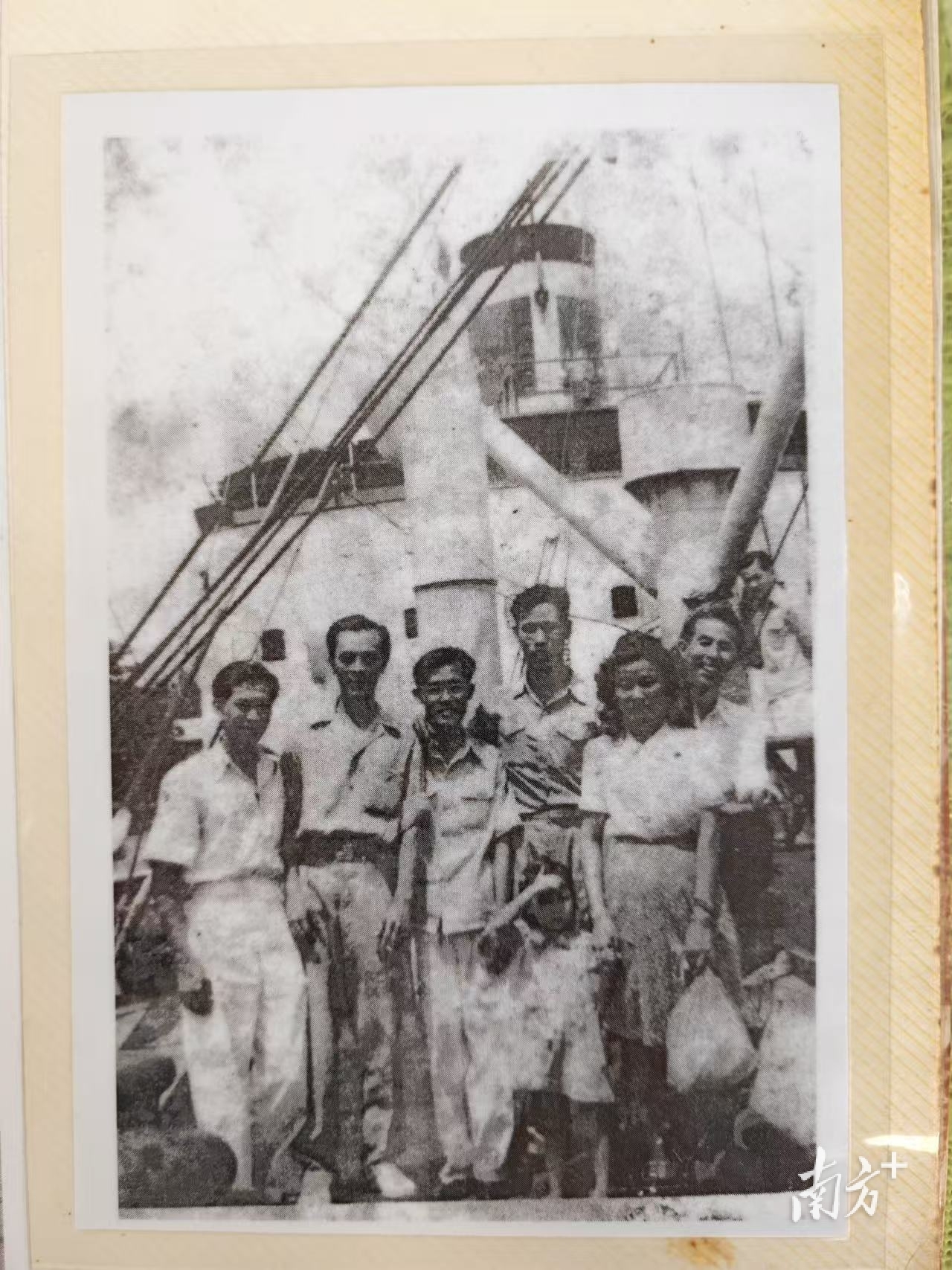 1948年7月马明和黄璧辉(马明的爱人兼战友)回香港前亲友送行(右一起分别为璧辉二哥、璧辉、邻居小女孩、马明;左起两位是华夏合唱团团友;左起第三位为杨国智,回国后任山西省侨联副主席、太原第十四中学教师)。