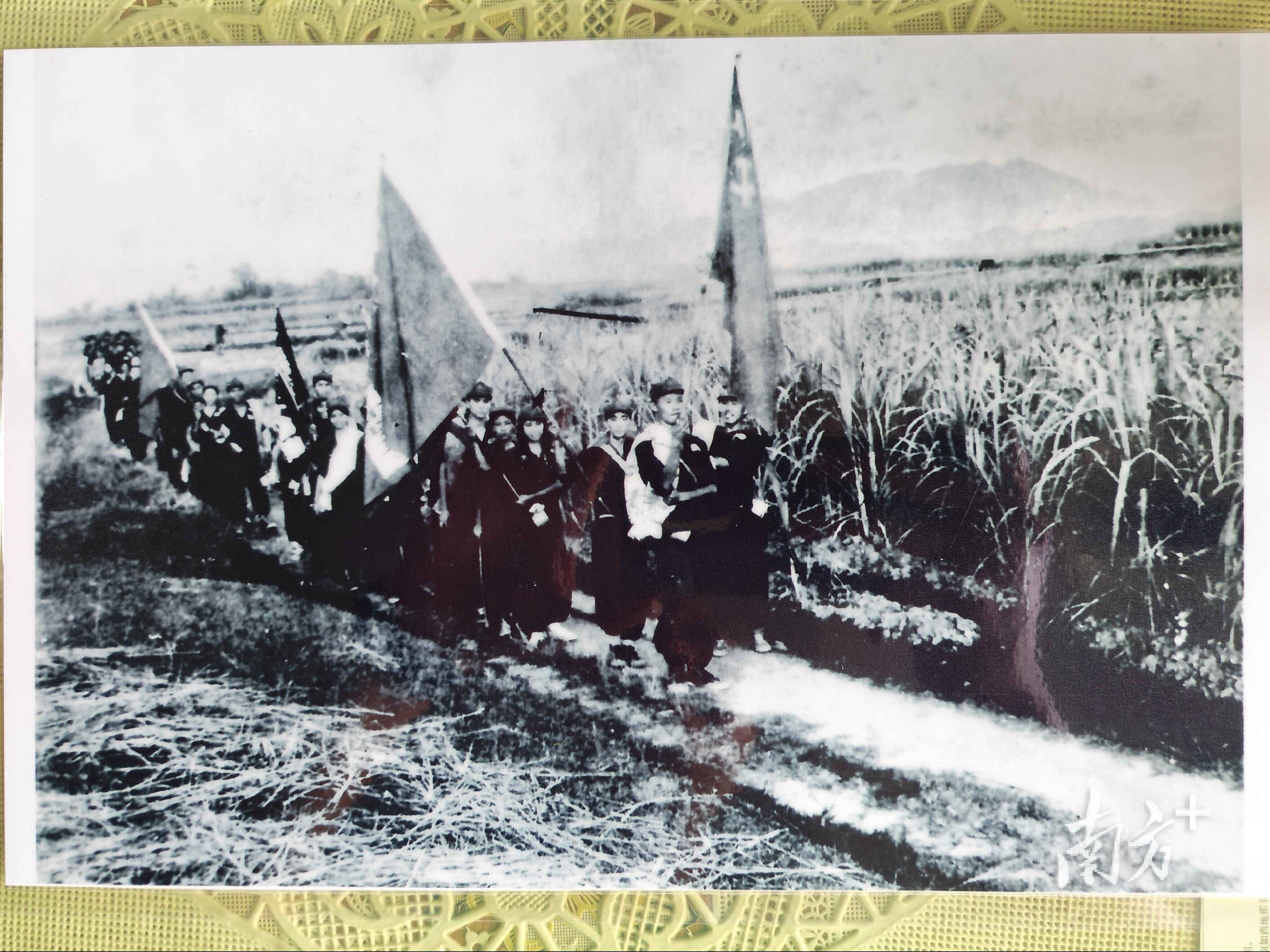 1949年7月30日,华南文工团第四队在东江游击区到粤赣湘司令部庆祝八一演出途中(队首为马明)。