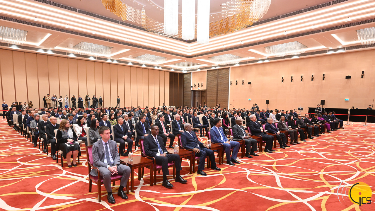 A recepção da Festa da Primavera de 2025 do Secretariado Permanente do Fórum para a Cooperação Económica e Comercial entre a China e os Países de Língua Portuguesa realizada no Complexo da Plataforma de Serviços para a Cooperação Comercial entre a China e os Países de Língua Portuguesa.