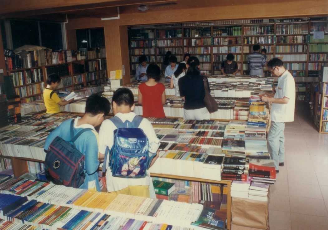 学而优书店内，读者正在翻阅书籍（1997）