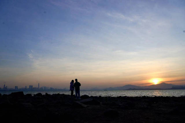 2023年冬日的一天清晨，一对情侣在深圳湾等待日出。 （南方周末记者 麦圈/图）
