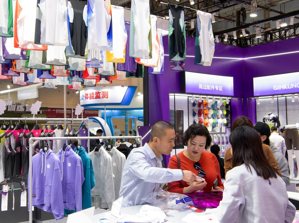 1月4日,观众在第五届中国马拉松博览会现场挑选体育运动服装。当日,为期三天的第五届中国马拉松博览会暨2024福建省路跑产业博览会在厦门国际会展中心开幕。新华社记者 魏培全 摄