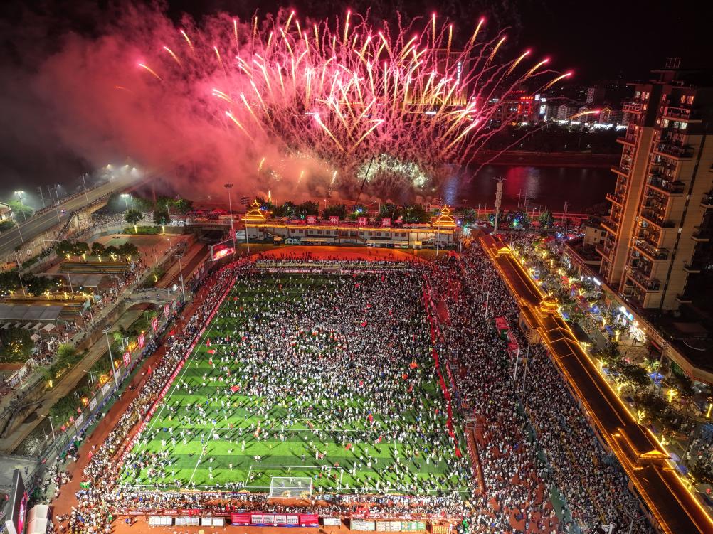 7月26日,贵州“村超”球场拍摄的烟花秀(无人机照片)。当日,贵州榕江举行主题为“感恩重启·贵州超力量”的超级星期六活动,球星巴乔、卡洛斯现场助阵,助力“村超”重燃赛事,正式回归。新华社记者 杨文斌 摄