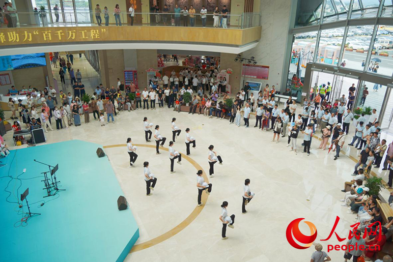 2025年5月,包茂高速柏桥服务区开展文艺汇演,为市民游客奉上“文化大餐”。人民网 王雅蝶 摄