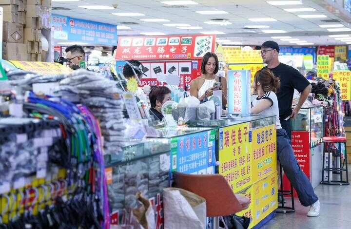7月22日,外商在华强北一处商户挑选产品。
