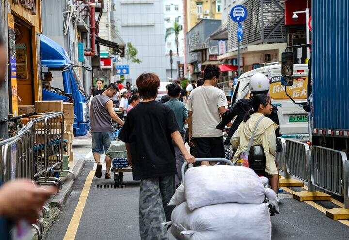 7月22日,华强北街头车来车往。