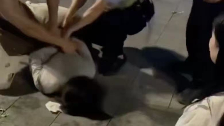 广州一女子尾随滋扰14岁男孩，警方通报