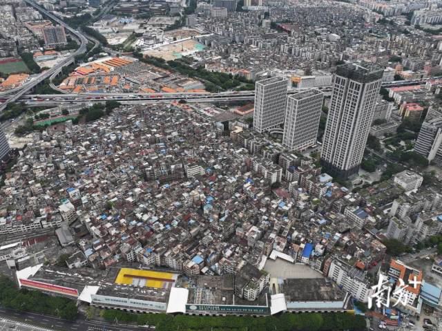 三元里旧村将进行城中村改造，搬迁不远处的广州<strong></strong>空地是已平整好的土地，已动工建设安置项目。元里